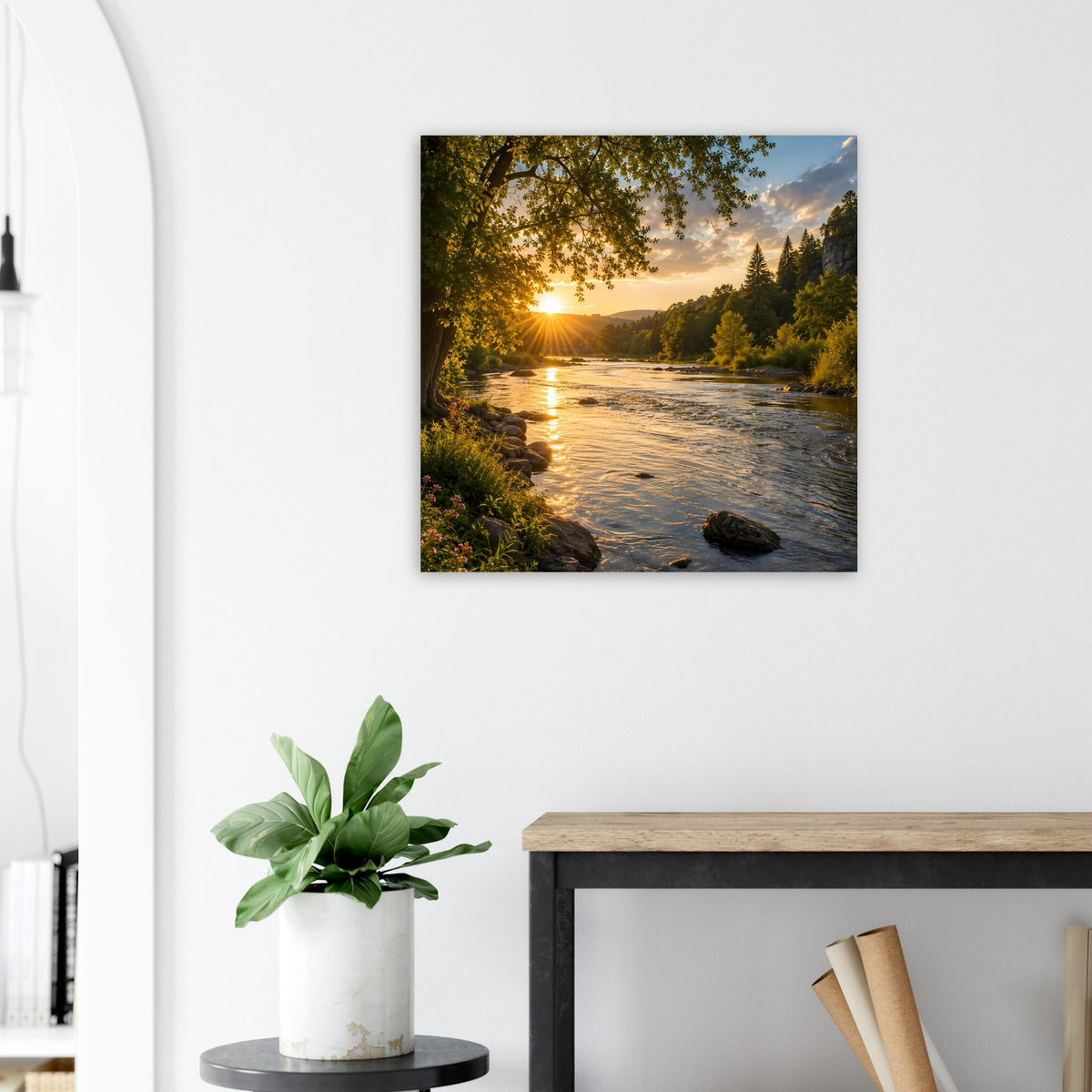 Gerahmtes Poster mit Flusslandschaft und Sonnenuntergang, Strahlen durch Baumkronen