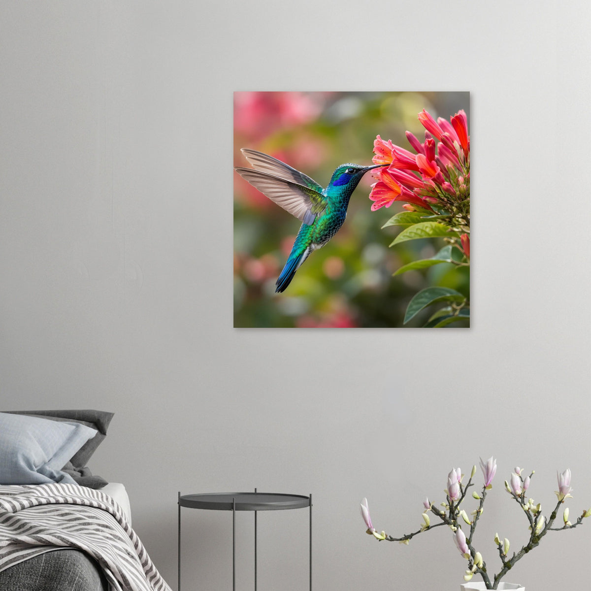 Naturposter an hellen Wänden: Kolibri in türkisem Grün mit pinken Blüten