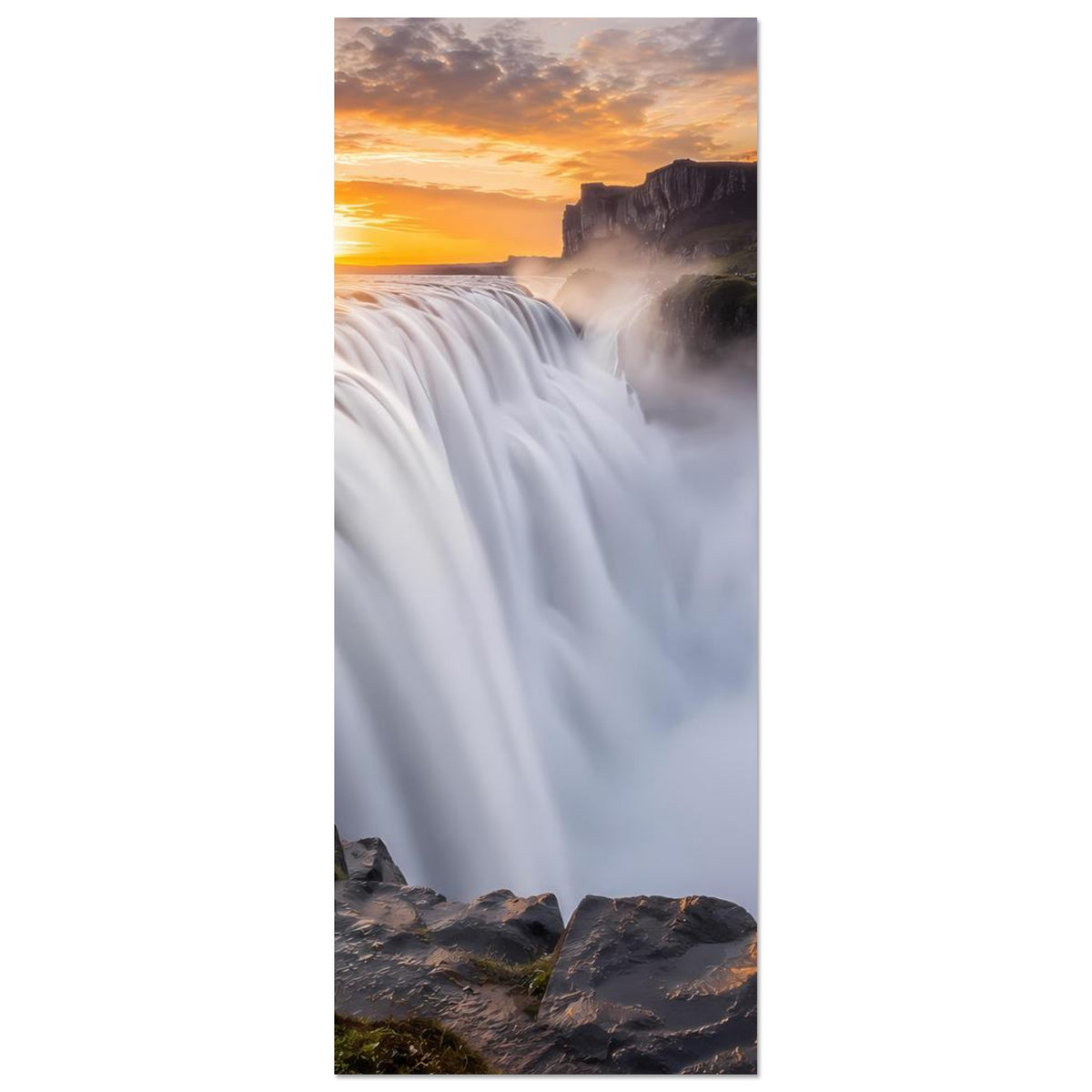 Vertikales Poster mit Wasserfall bei Sonnenuntergang, weiße Wasserwand und Felslandschaft