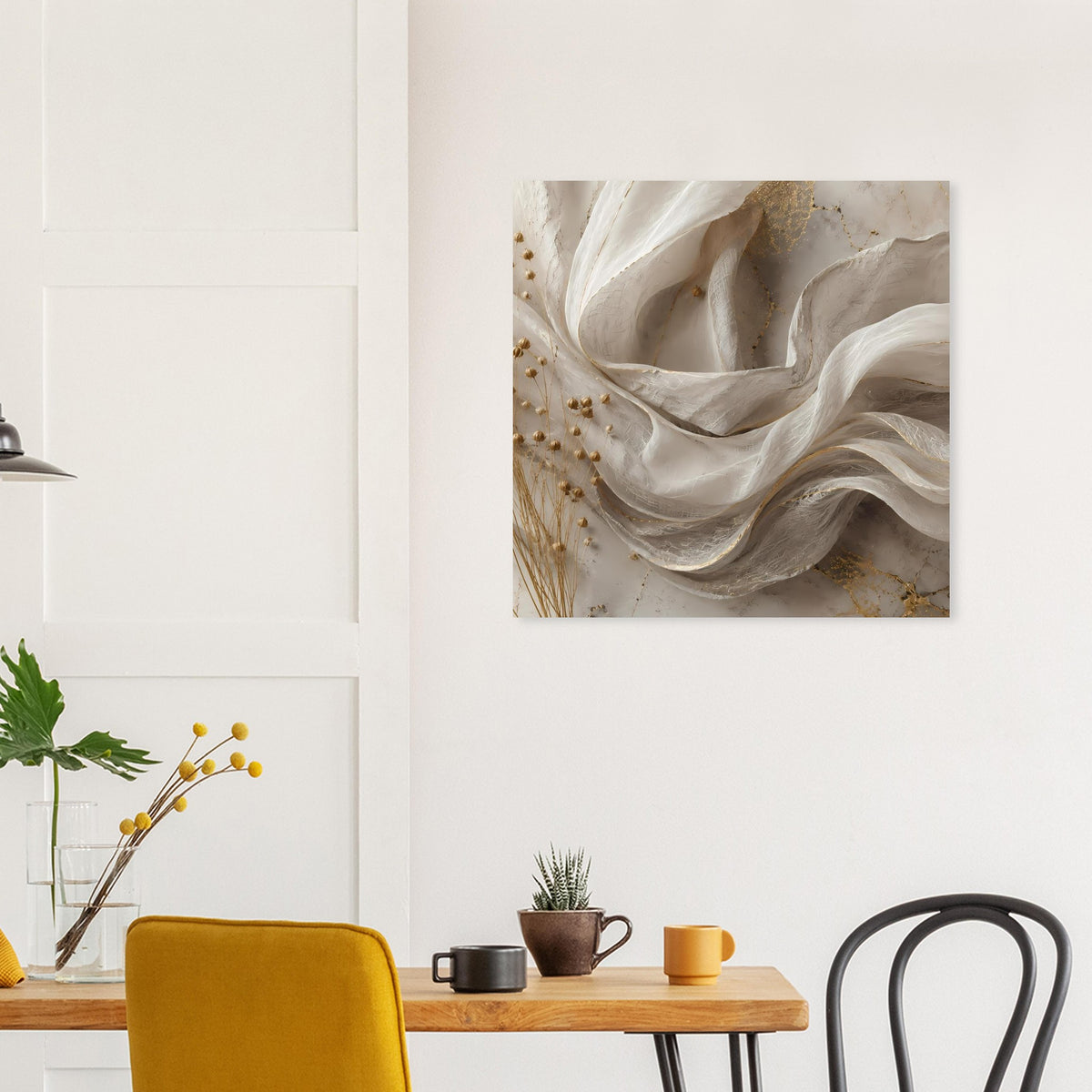 Abstraktes Poster mit elfenbeinweißen schimmernden Wellen und goldenen Akzenten