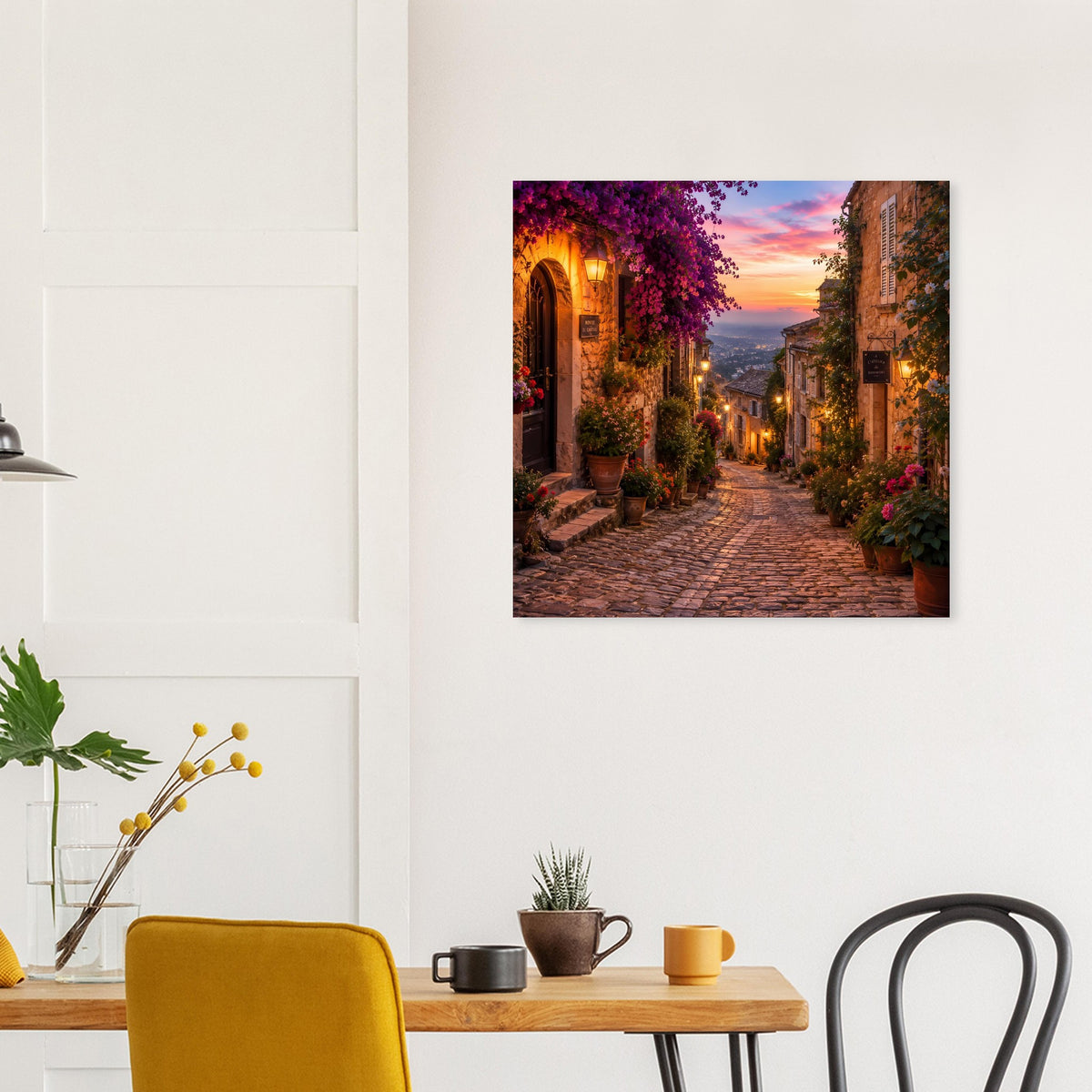 Quadratisches Poster mit beleuchteter Gasse und lila Baum, Himmel in Rosa und Orange