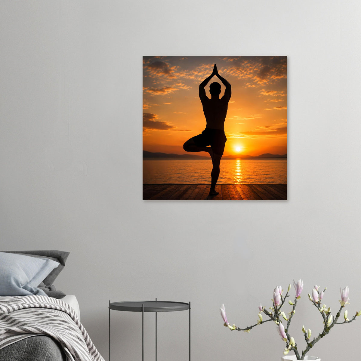 Kleines Wandposter: Yoga-Silhouette vor Sonnenuntergang am Wasser, Holzsteg im Vordergrund