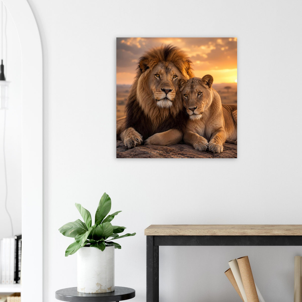 Gerahmtes Poster mit Löwenmännchen und Löwin bei warmem Sonnenuntergang