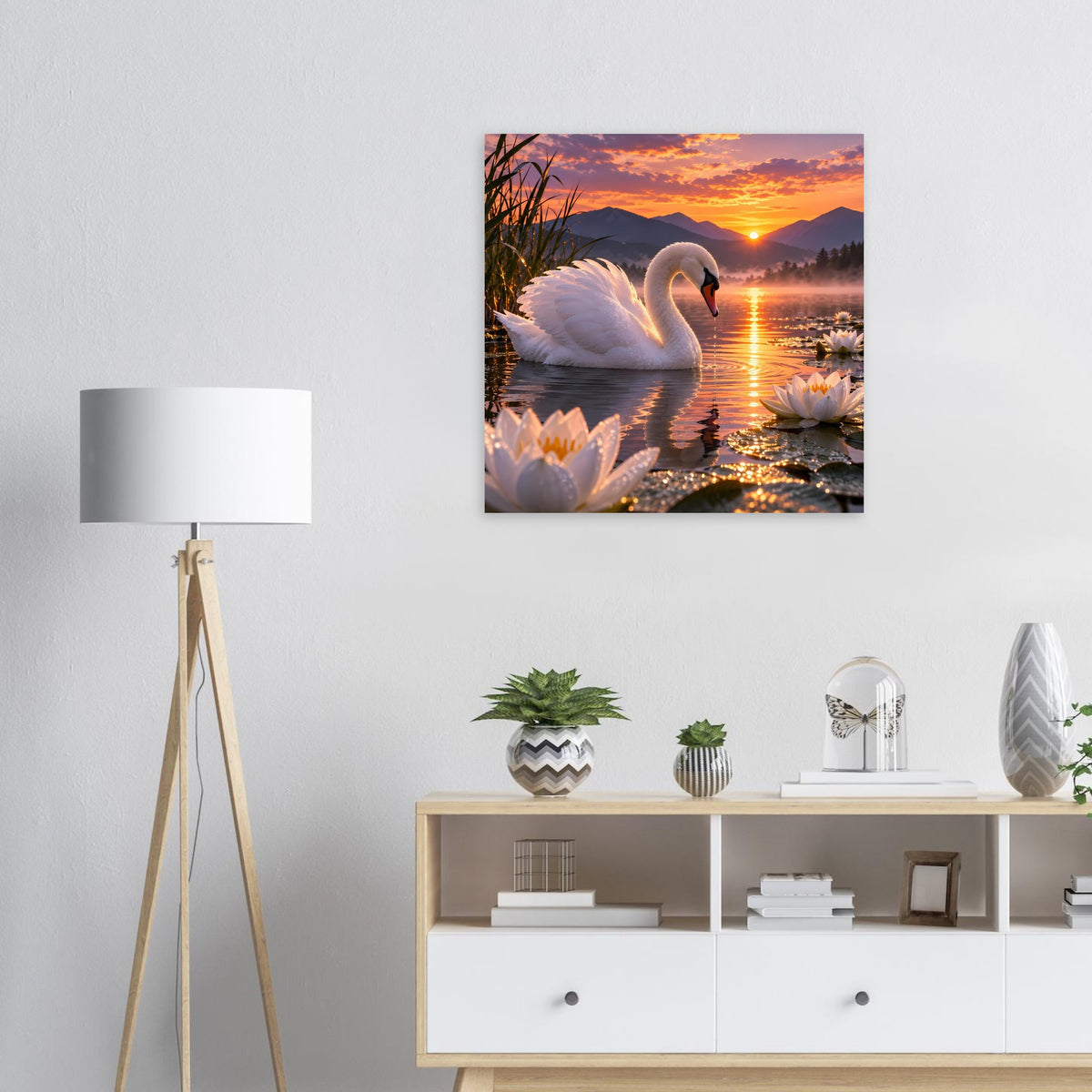 Quadratisches Poster mit Schwan im Wasser und Seerosen am ruhigen See