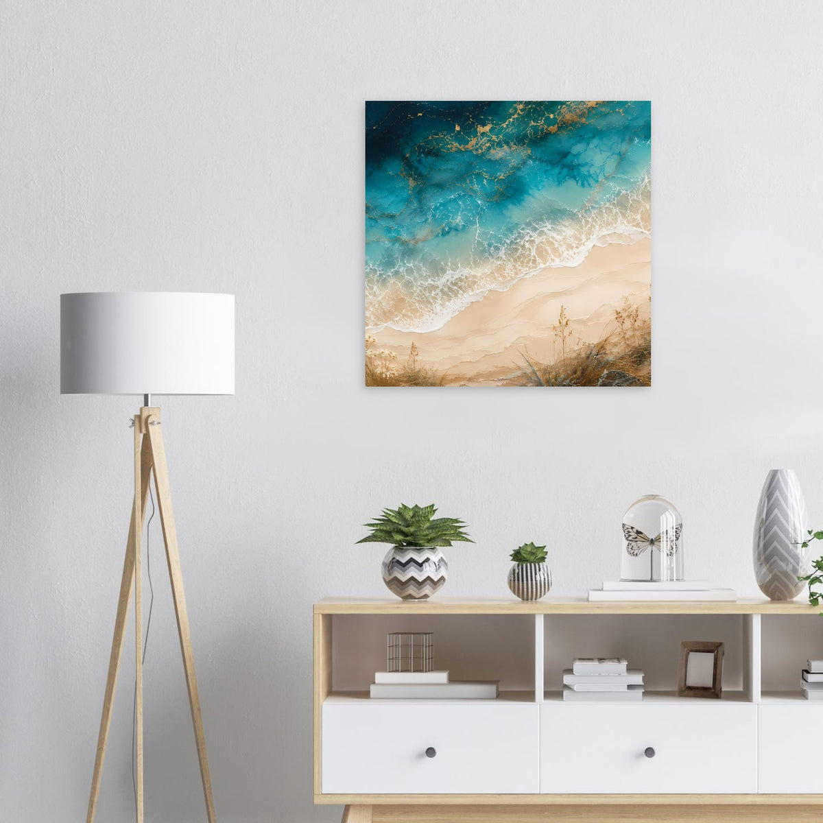 Küstenposter: türkisblaue Meereswellen, helle Strandlinie und warmes Abendhimmelgelb