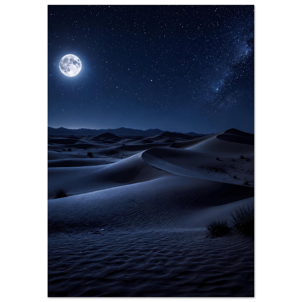 Poster im Hochformat: Mond über Wüstendünen bei Nacht, sternklarer Himmel.