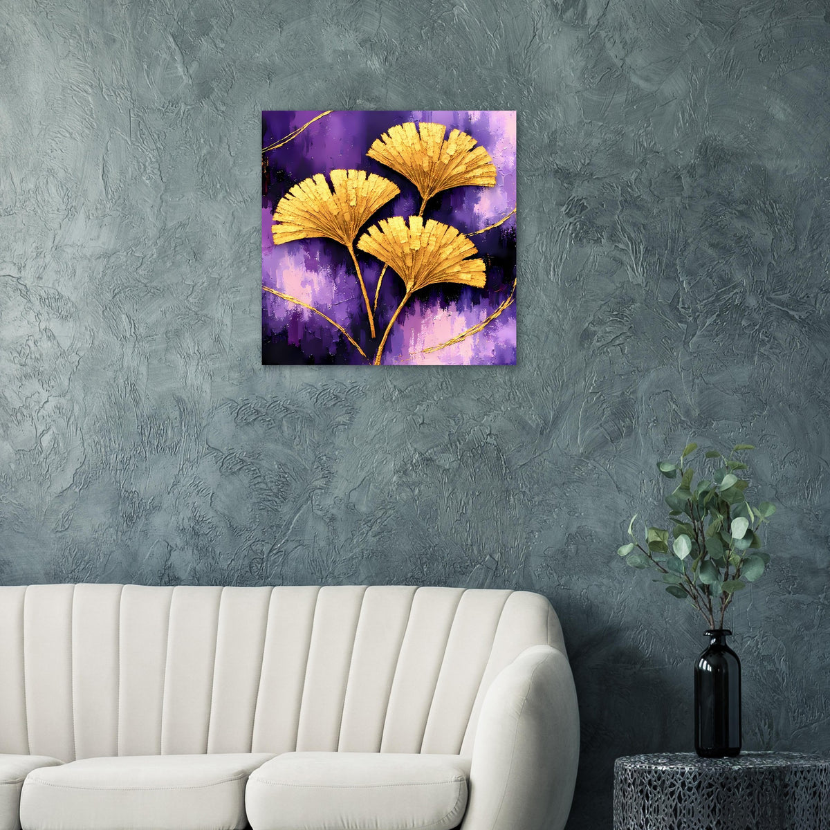 Quadratisches Poster mit goldenen Ginkgo-Blättern auf violettem Hintergrund, klarer schwarzer Rand