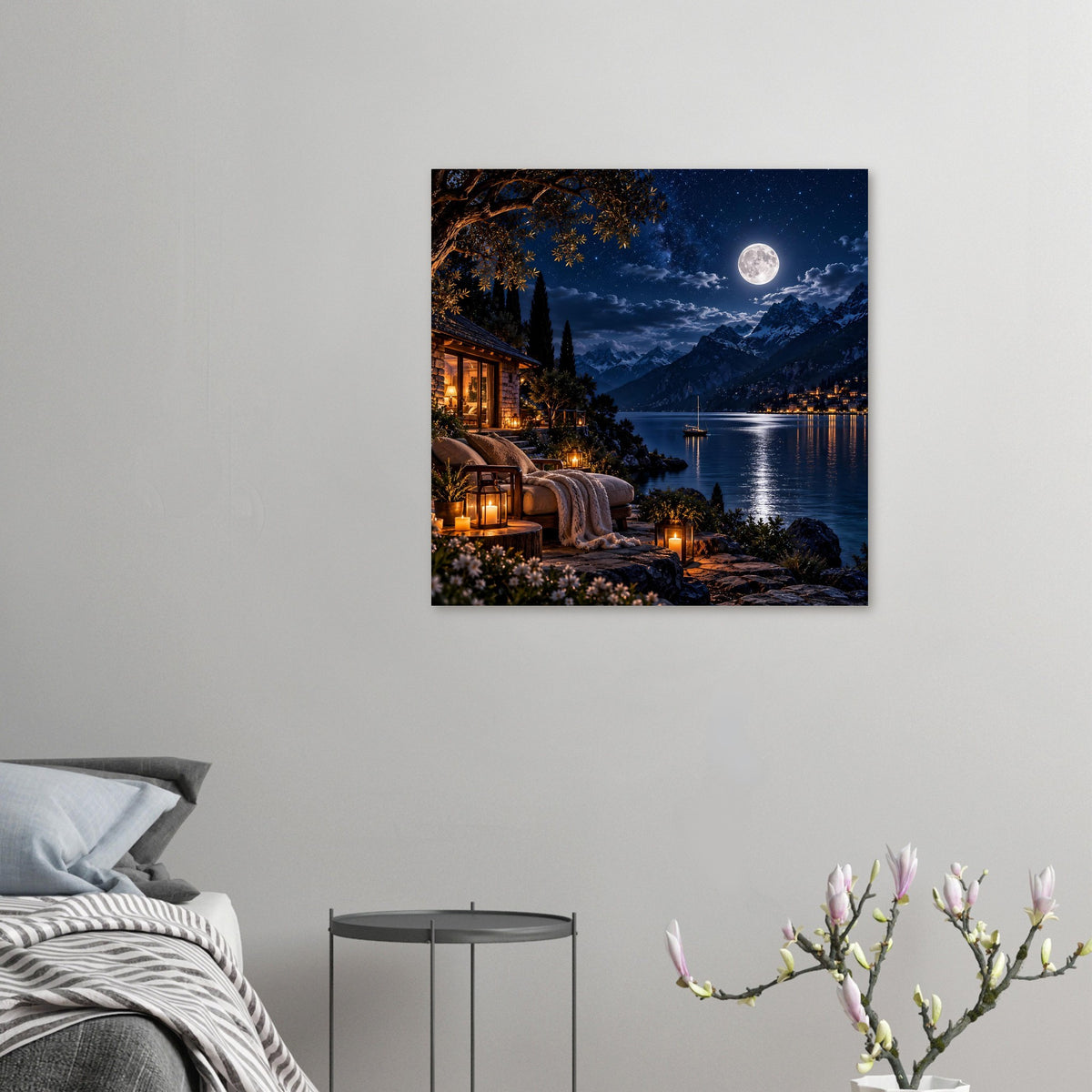 Kleines Poster an der Wand: Mondschein über Bergsee, Hauslichter am Ufer und Boot