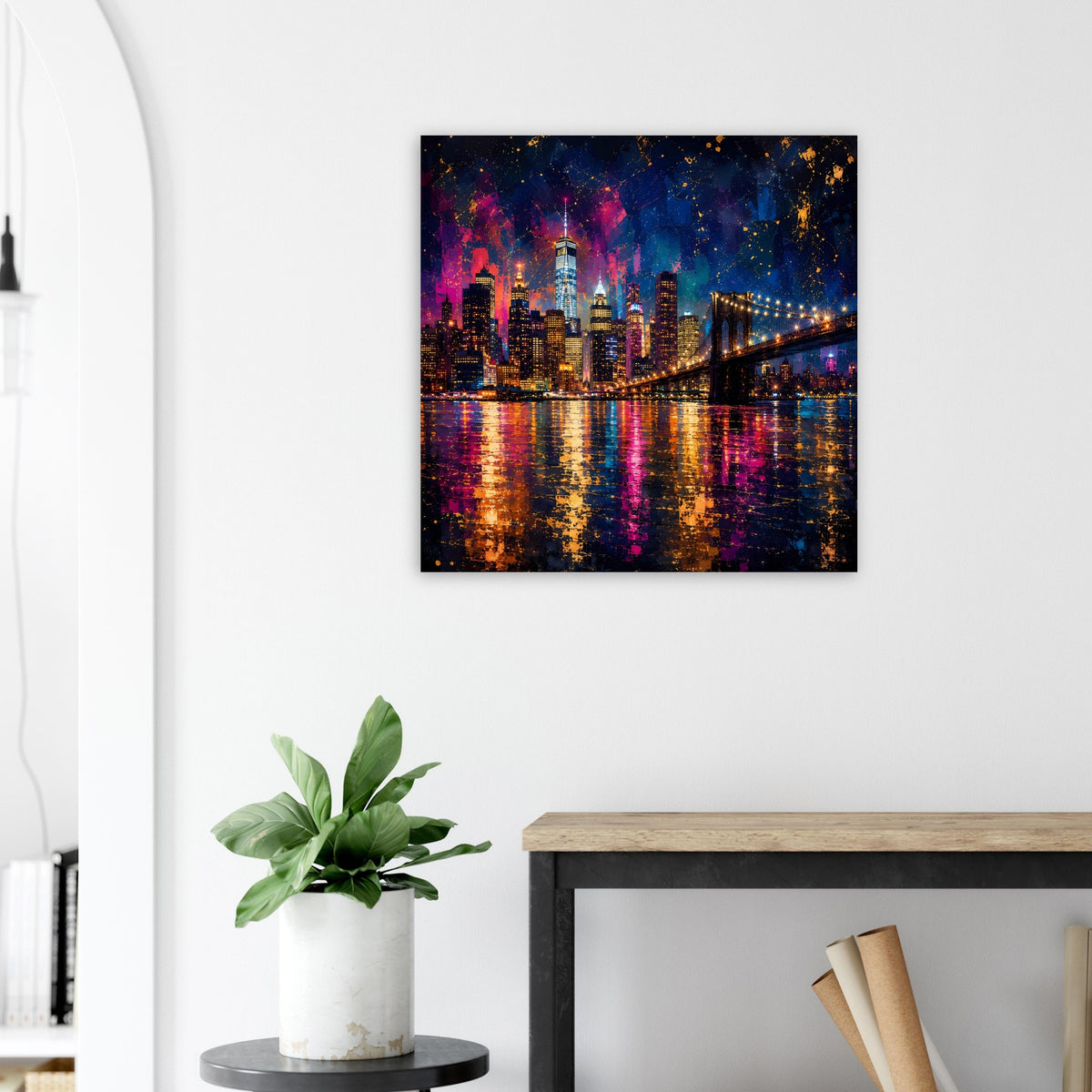 Quadratisches Stadtposter: Skyline bei Nacht mit Hängebrücke und leuchtenden Farbverläufen