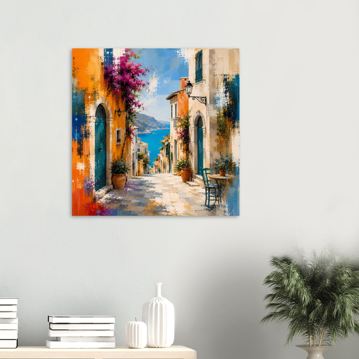 Mediterranes Straßen-Poster mit Gasse, Bögen, Bank und Kübelpflanzen in Blau/Orange/Pink