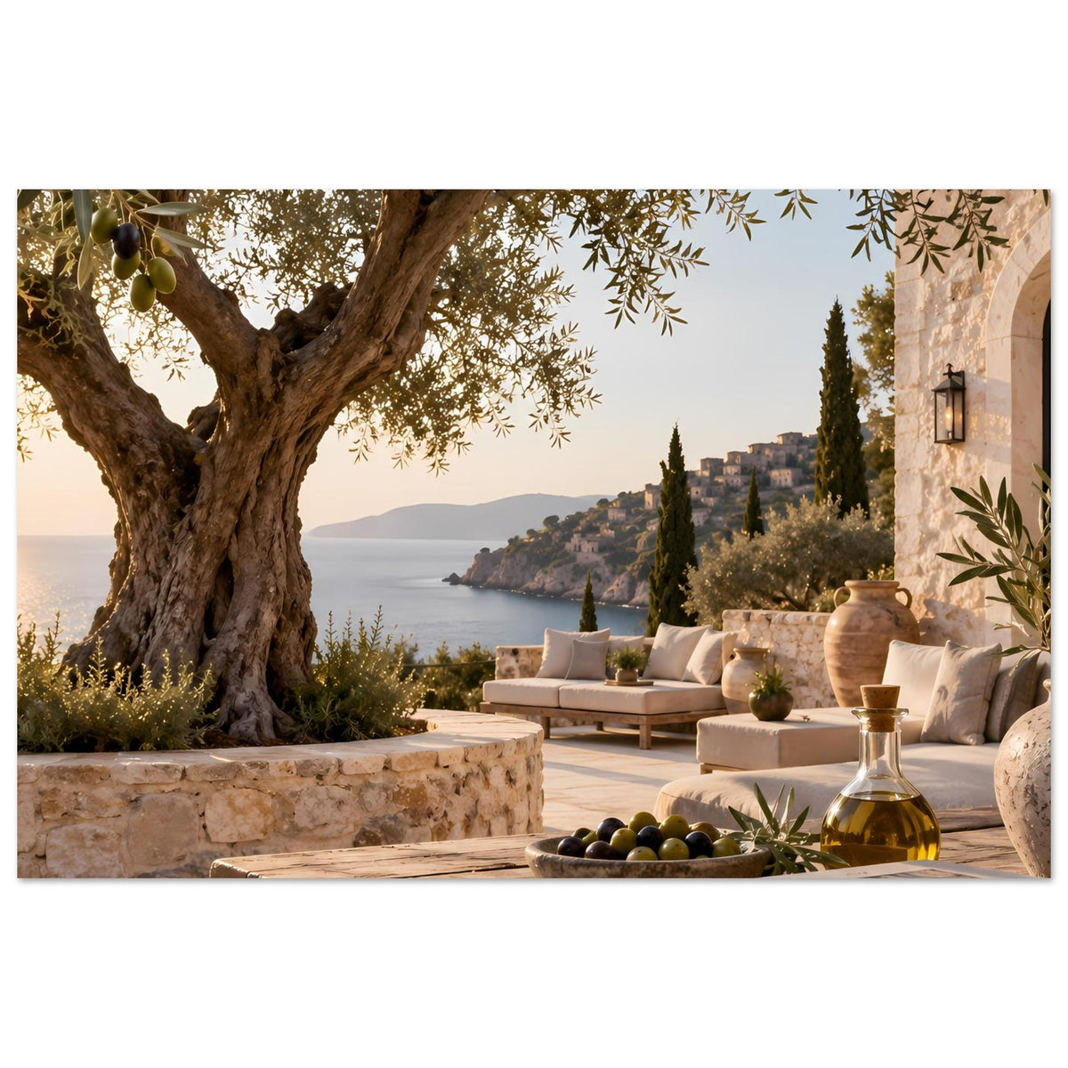 Mediterranes Poster mit Sommerterrasse, Olivenbaum im Vordergrund und Küstenlandschaft im Hintergrund