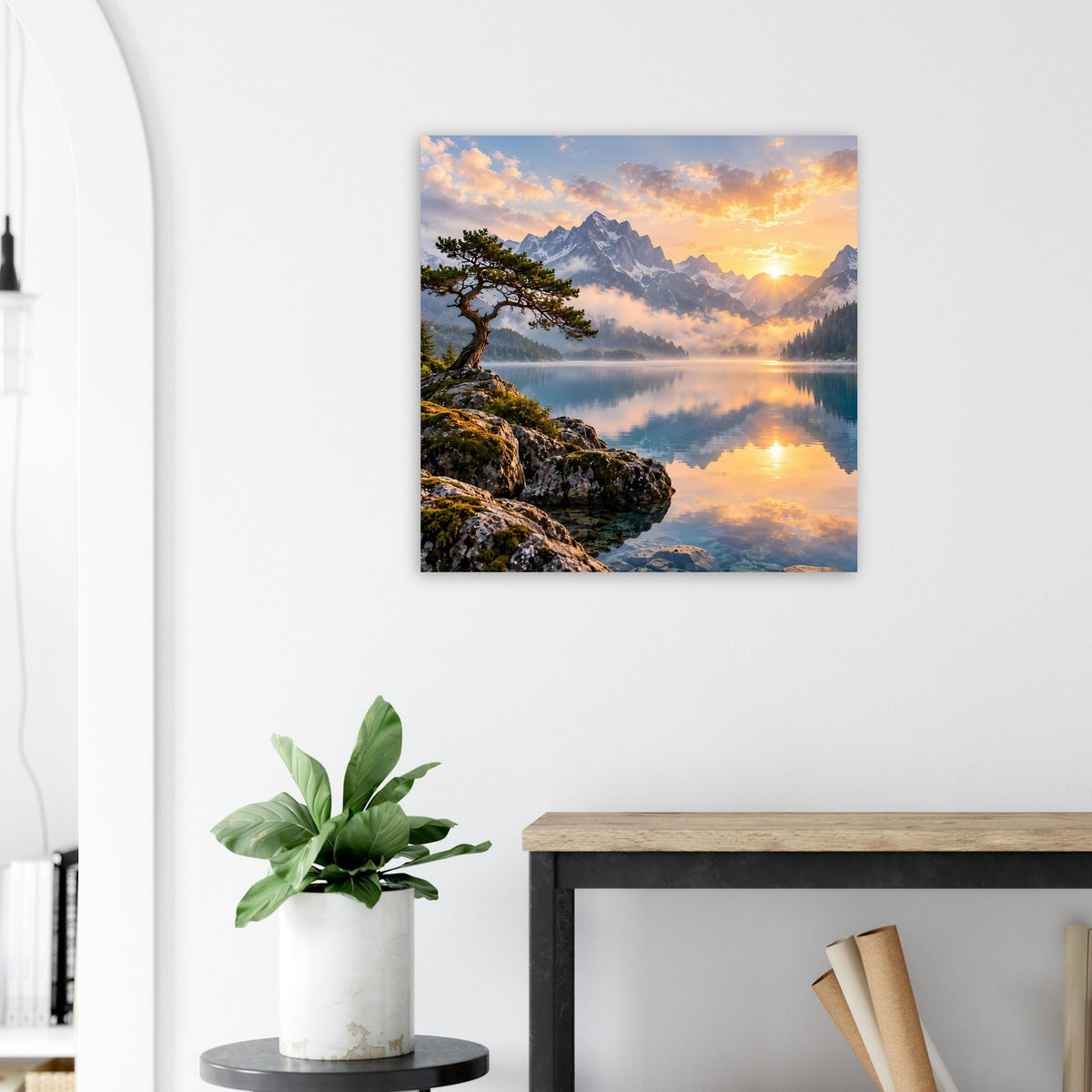 Poster mit Berg- und Seelandschaft, Baum am Uferfelsen bei goldenem Sonnenaufgang