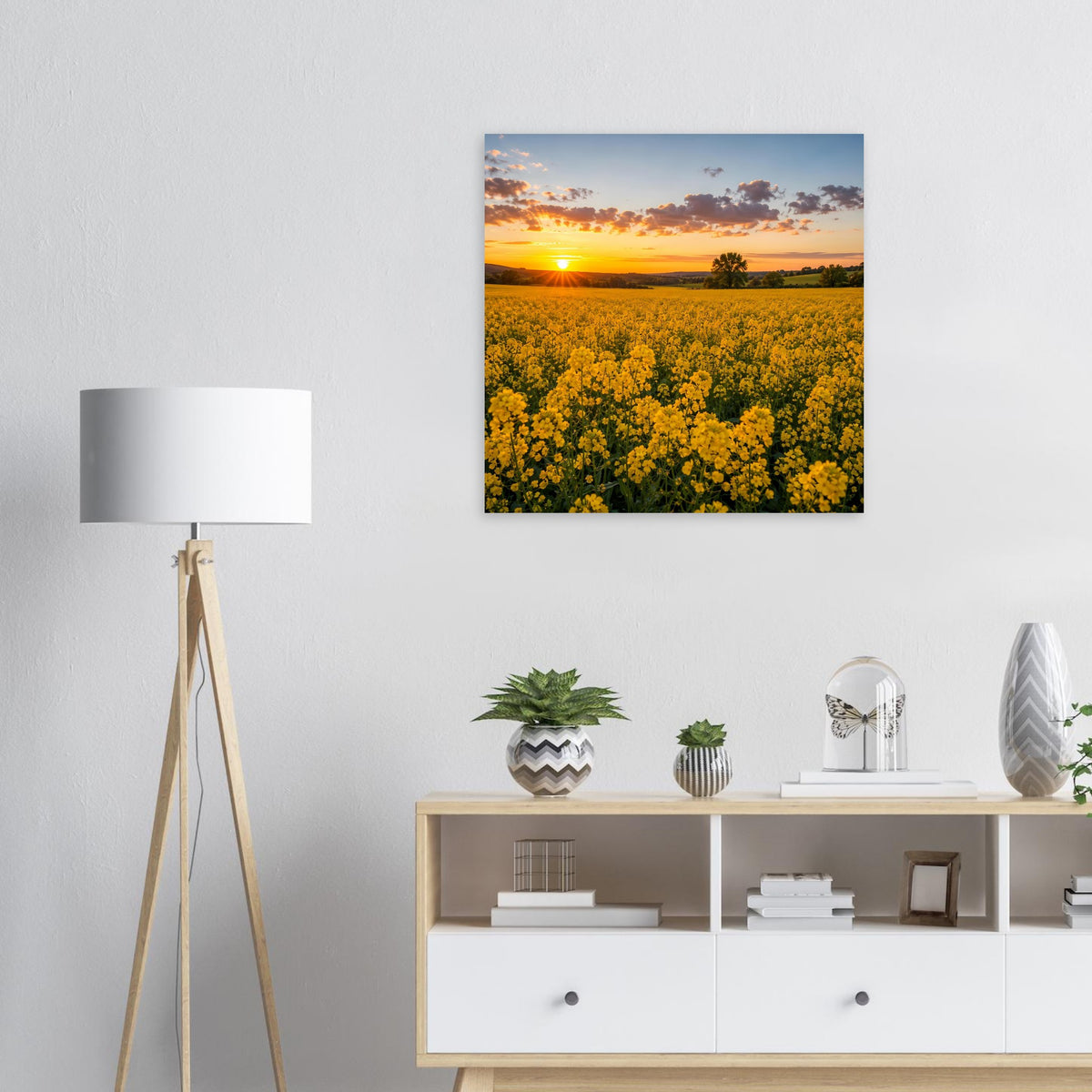 Quadratisches Poster: gelbe Blumenfelder im Sonnenuntergang mit orangefarbenem Himmel