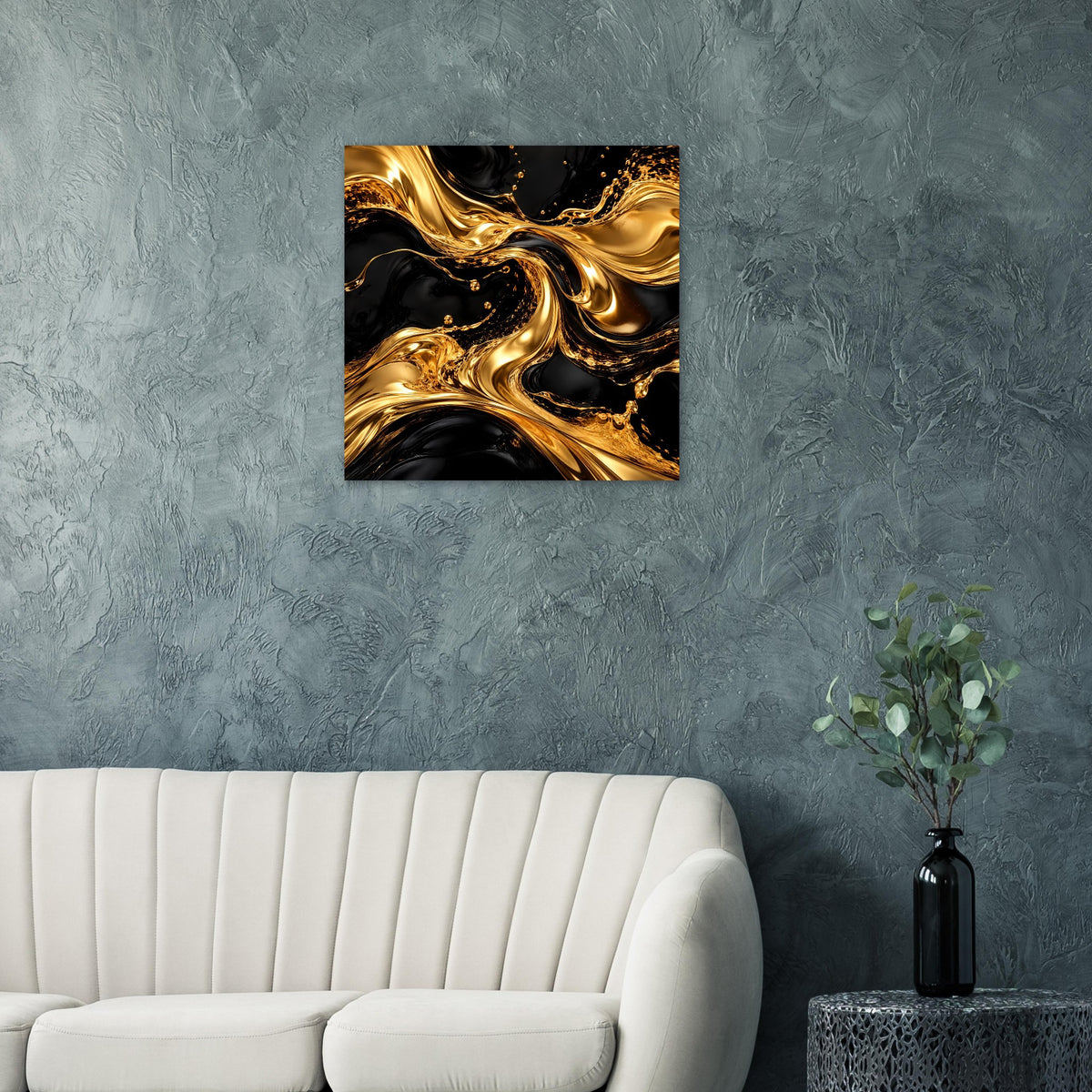 Quadratisches Poster mit goldenen Schmelz-Voluten auf tiefem Schwarz, schwarzer Rahmen