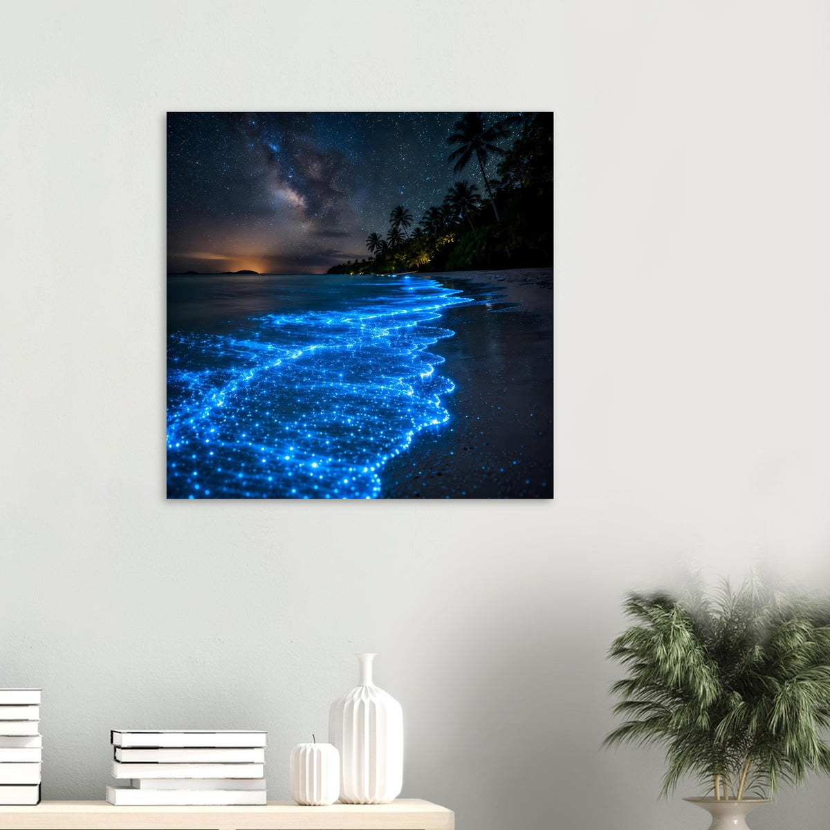 Strandposter im Nachtstil: blau leuchtende Küstenwellen und Sternhimmel