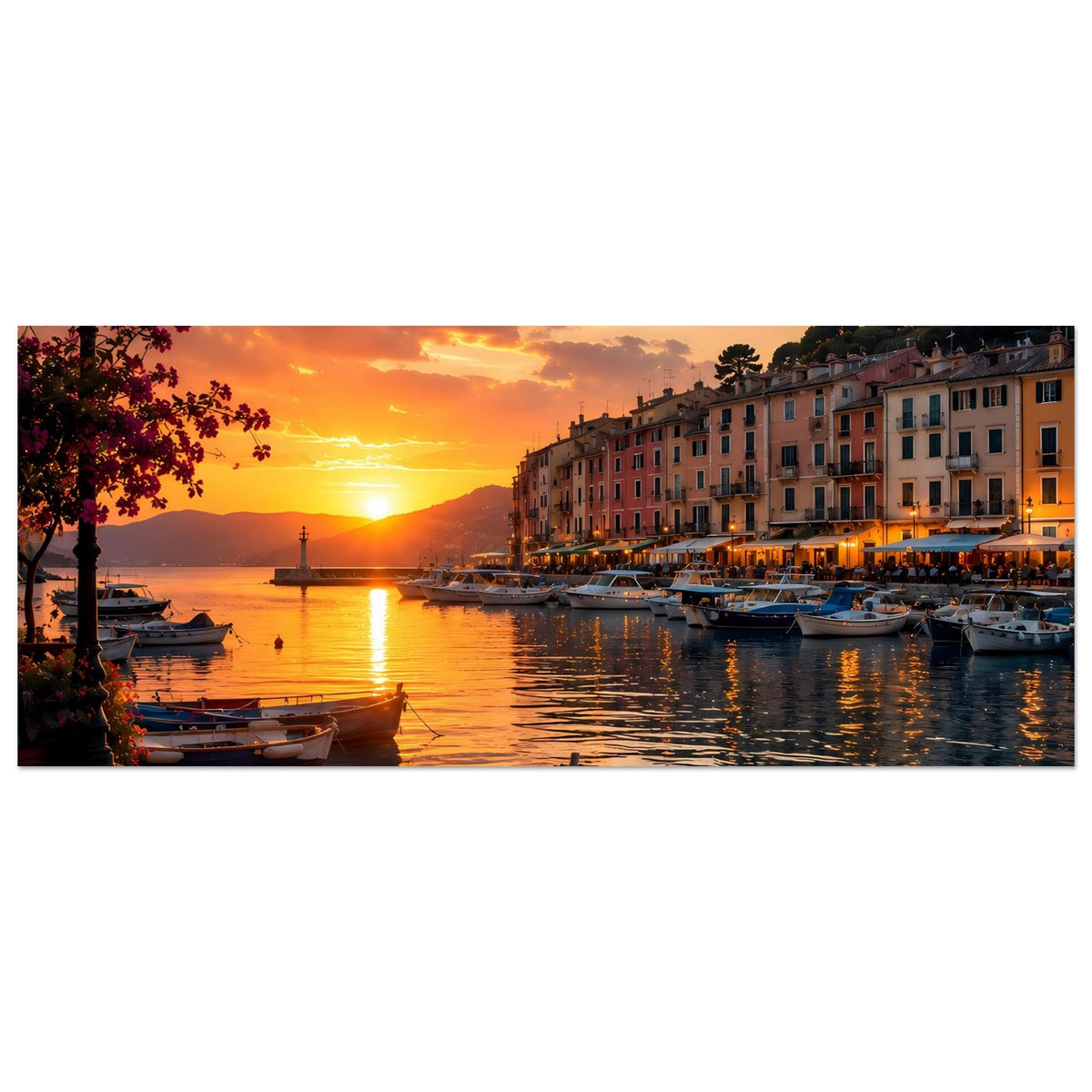 Breites Poster mit Sonnenuntergangshafen, Boote am Steg und Lichter am Ufer