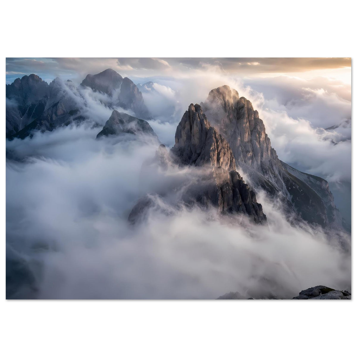 Poster mit Bergspitze und Wolkenmeer, dunkler Felsbereich unten rechts