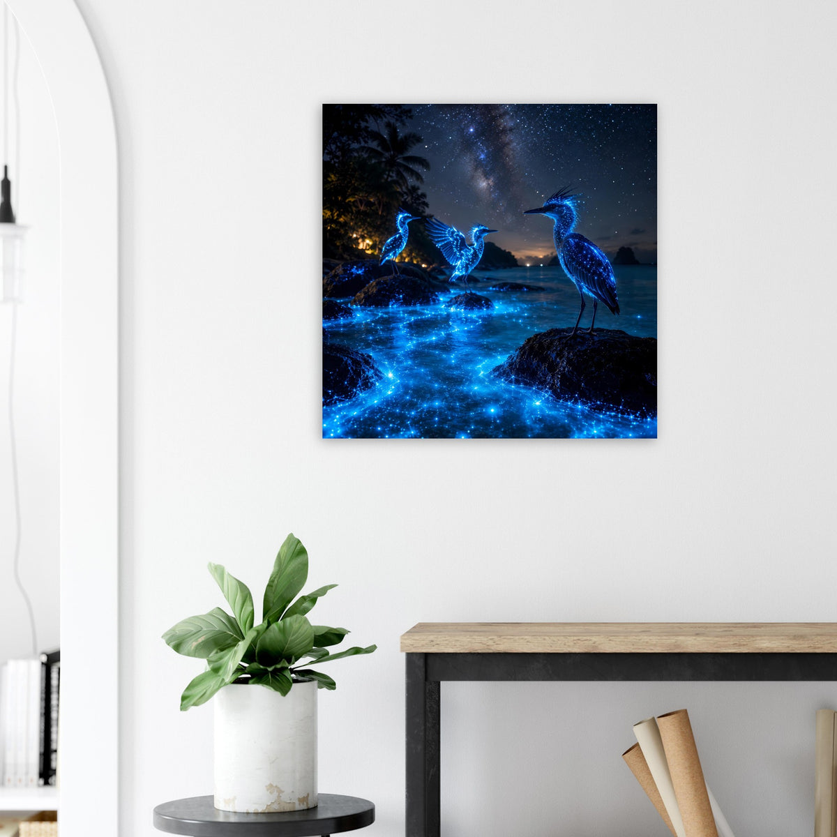 Poster: zwei blaue leuchtende Nachtvögel am Ufer, Wasser voller Lichtpunkte