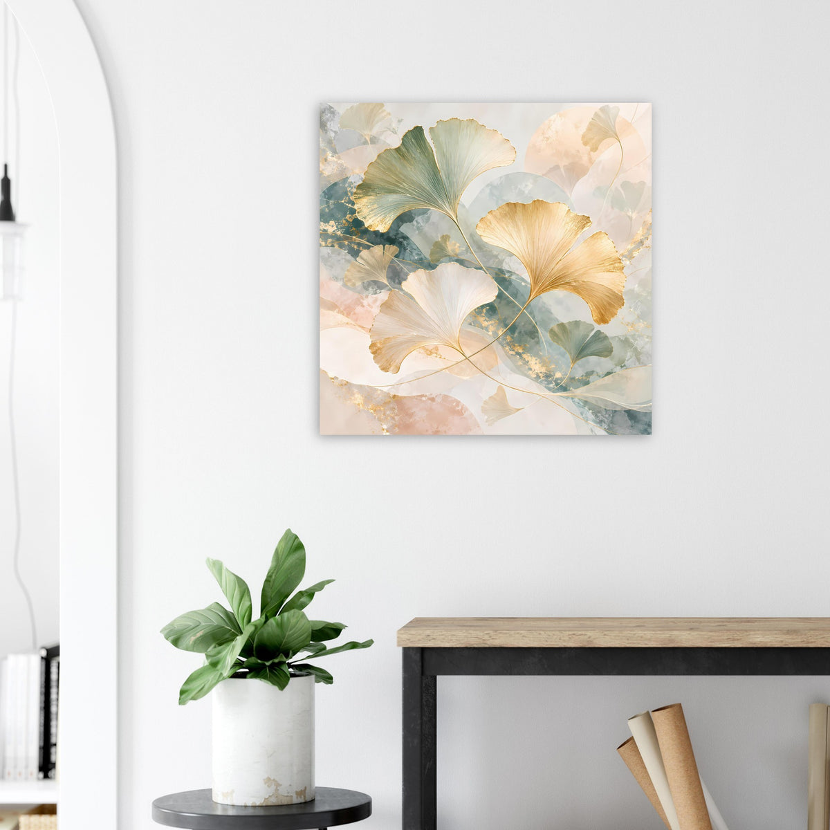 Quadratisches, gerahmtes Poster mit Ginkgo-Blättern in Pastelltönen und feinen Goldakzenten