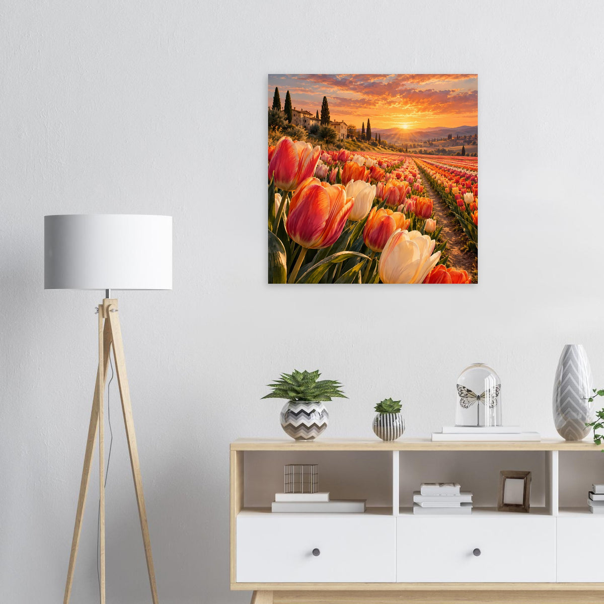 Quadratisches Poster mit bunten Tulpen im Feld und goldenem Sonnenuntergang