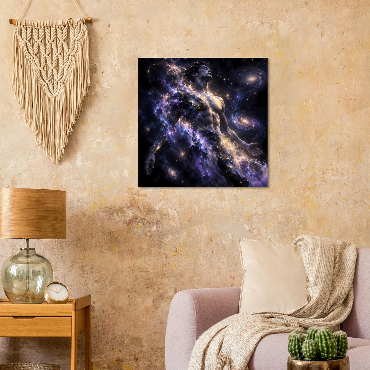 Galaxienposter im Rahmen mit violetten und goldenen Sternnebeln an Wand