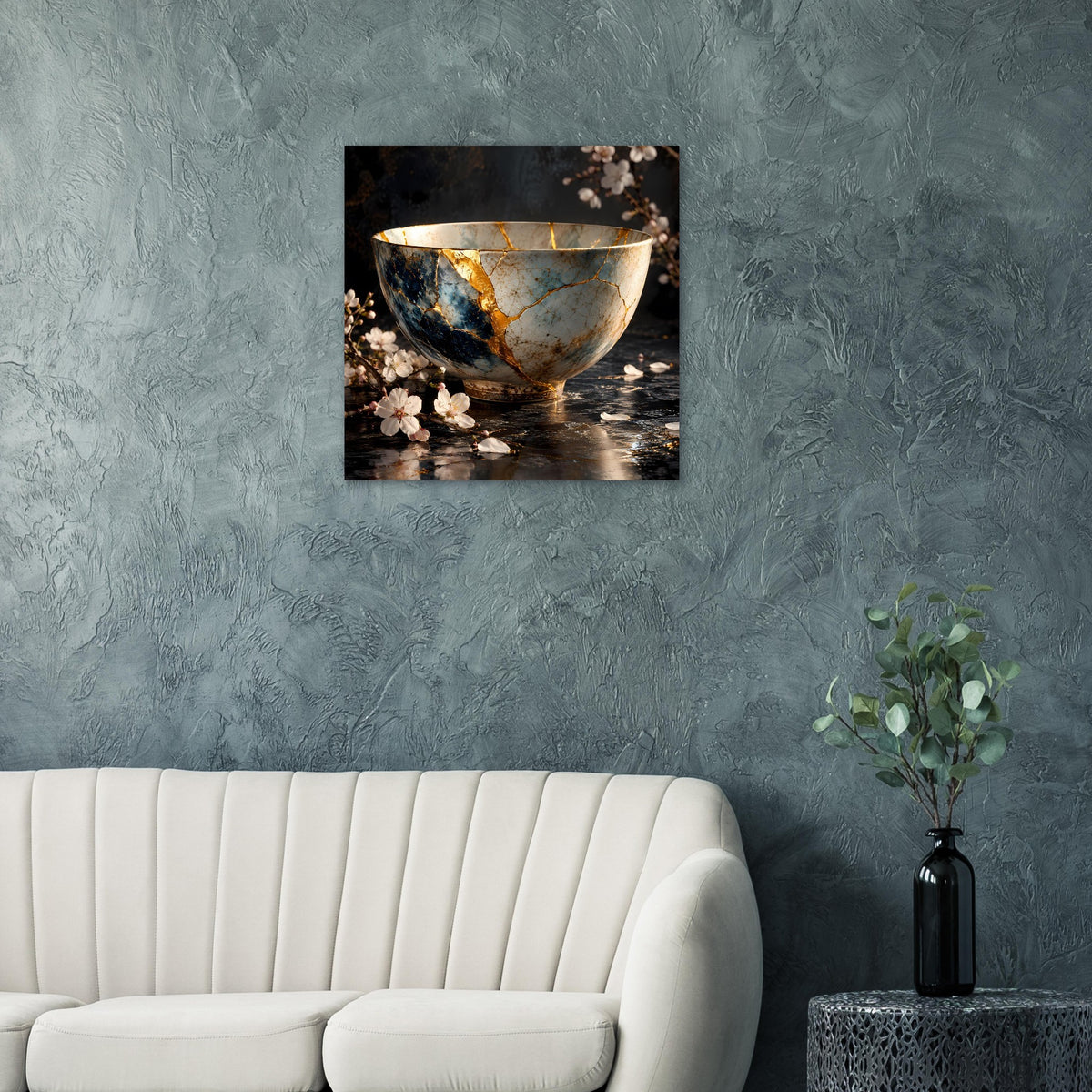 Kintsugi-Elegance-Poster: dunkle Schale mit goldenen Rissen und kleinen Blüten