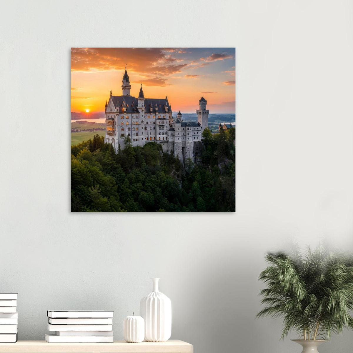 Kleines Poster mit weißem Schloss und Türmen im Sonnenuntergang, umgeben von Grün