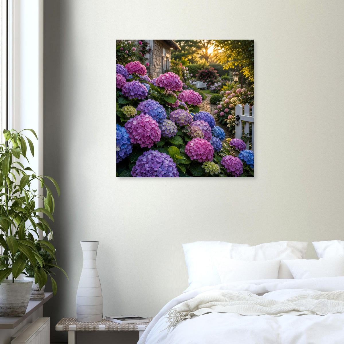 Quadratisches Poster mit Hortensien in Lila und Blau vor Gartenkulisse