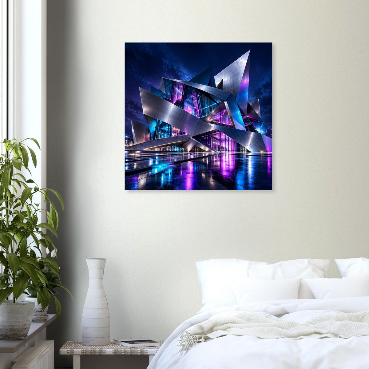 Futuristisches Architekturposter, quadratisch, mit blau-violetten Stadtlicht-Reflexen