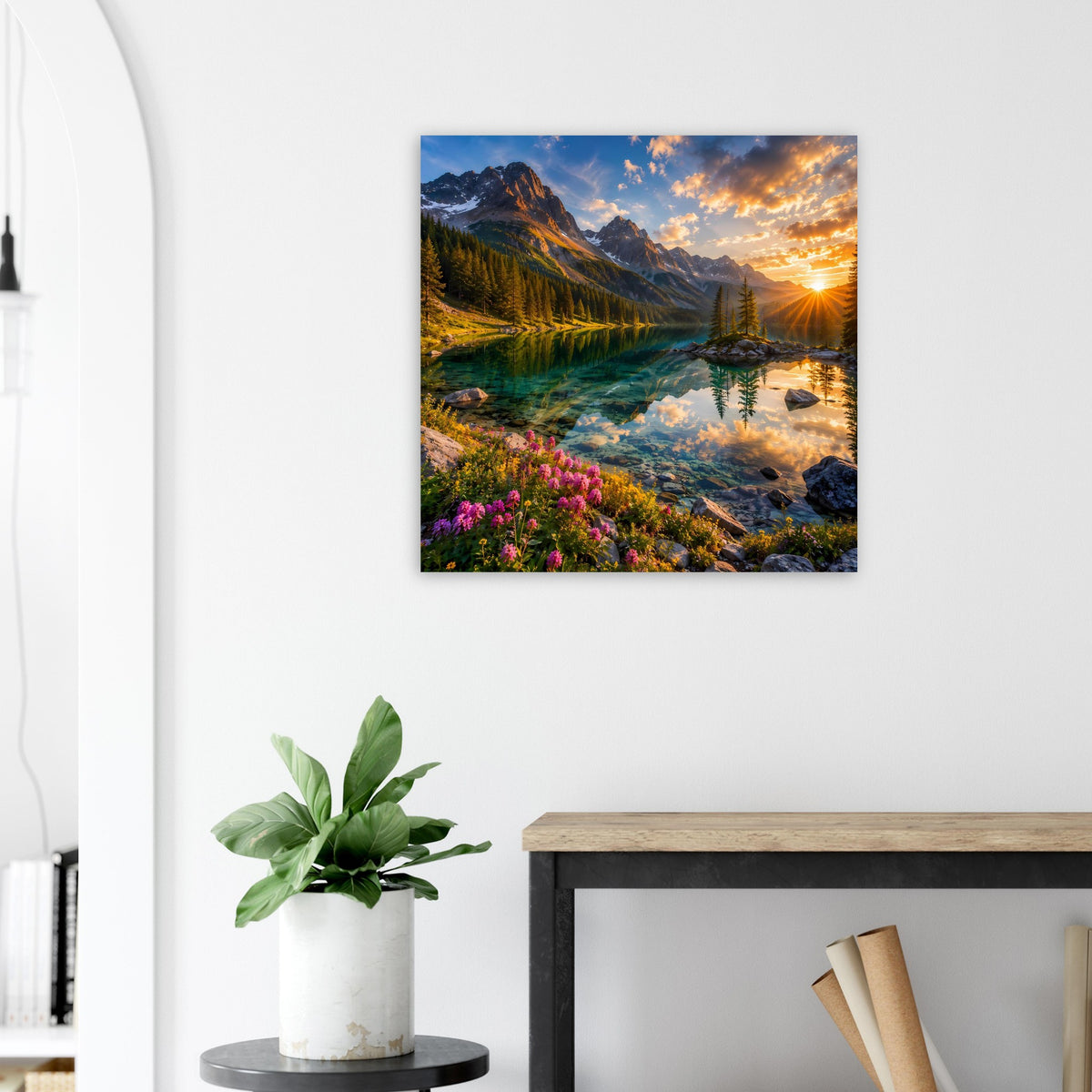 Quadratisches Poster: Berglandschaft mit Sonnenaufgang, Flussspiegelung und Blütenwiese