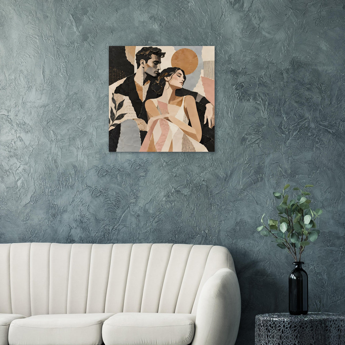 Quadratisches Kunstposter mit stylisiertem Paar, warme Beigetöne, ocker und schwarzer Fläche