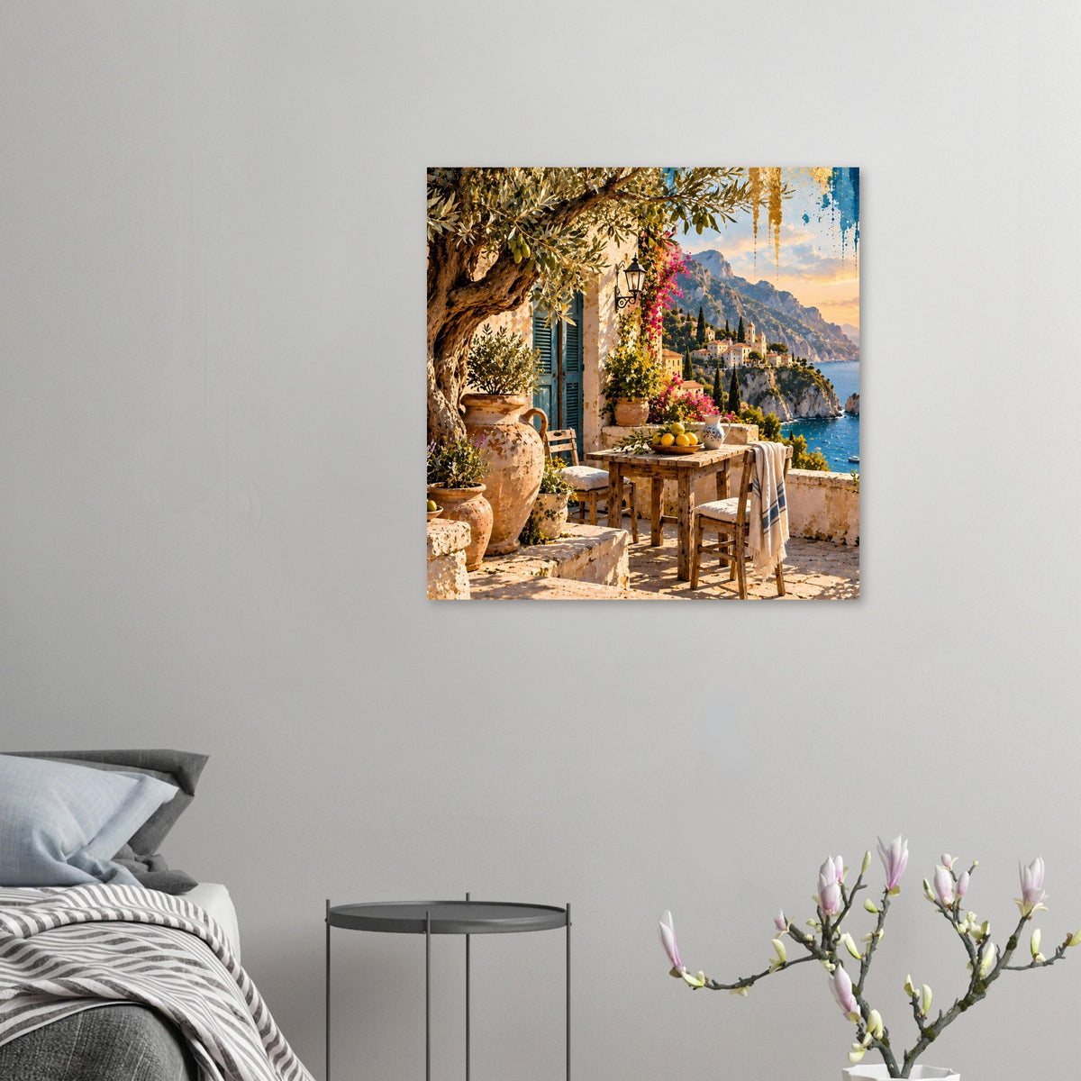 Poster an Wand mit mediterraner Terrasse: Tisch, Blumen, Berge und Meer