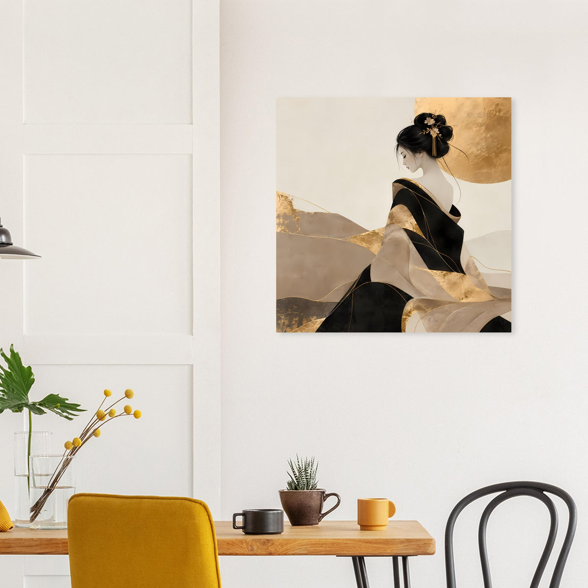 Quadratisches Kunst-Poster mit sitzender Frau im schwarzen Kleid und goldenen Strukturen