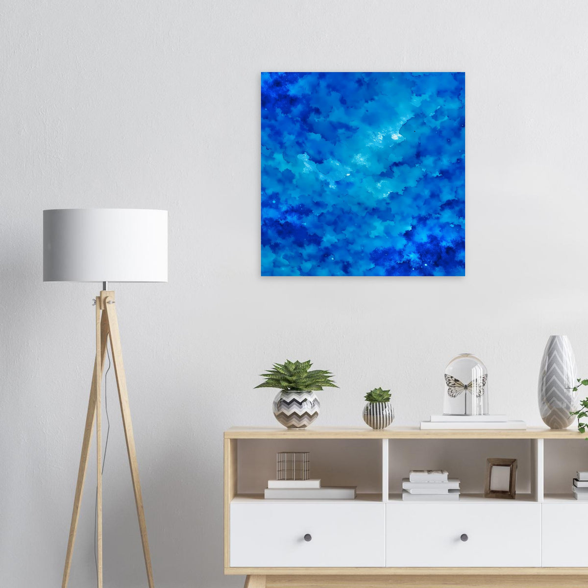 Blaues abstraktes Kunstposter mit Wolkenverlauf in kräftigem Blau