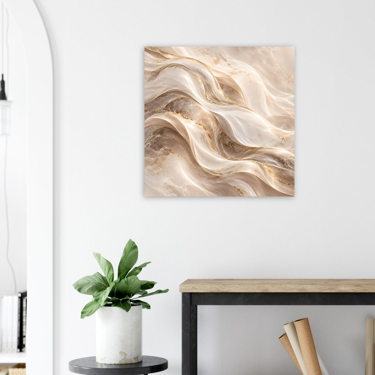 Quadratisches Poster mit abstrakten Wellen in Creme, Gold und hellem Braun, dynamisch