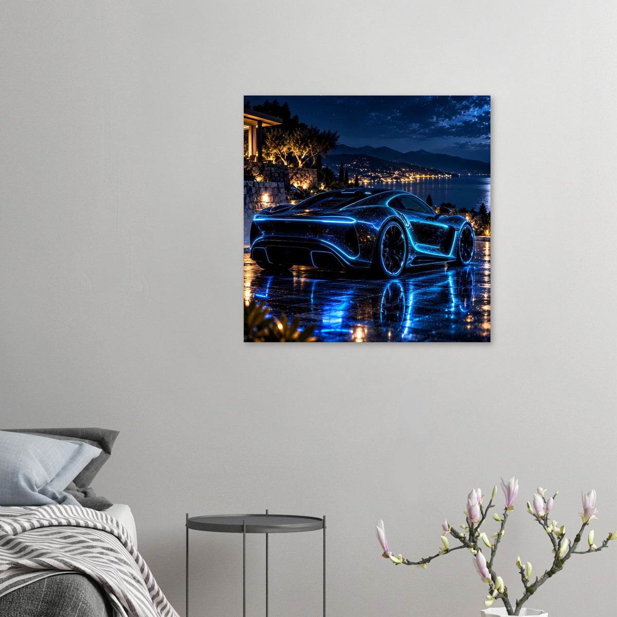 Quadratisches Poster: Sportwagen bei Nacht, neonblaue Linien und Wasserreflexion