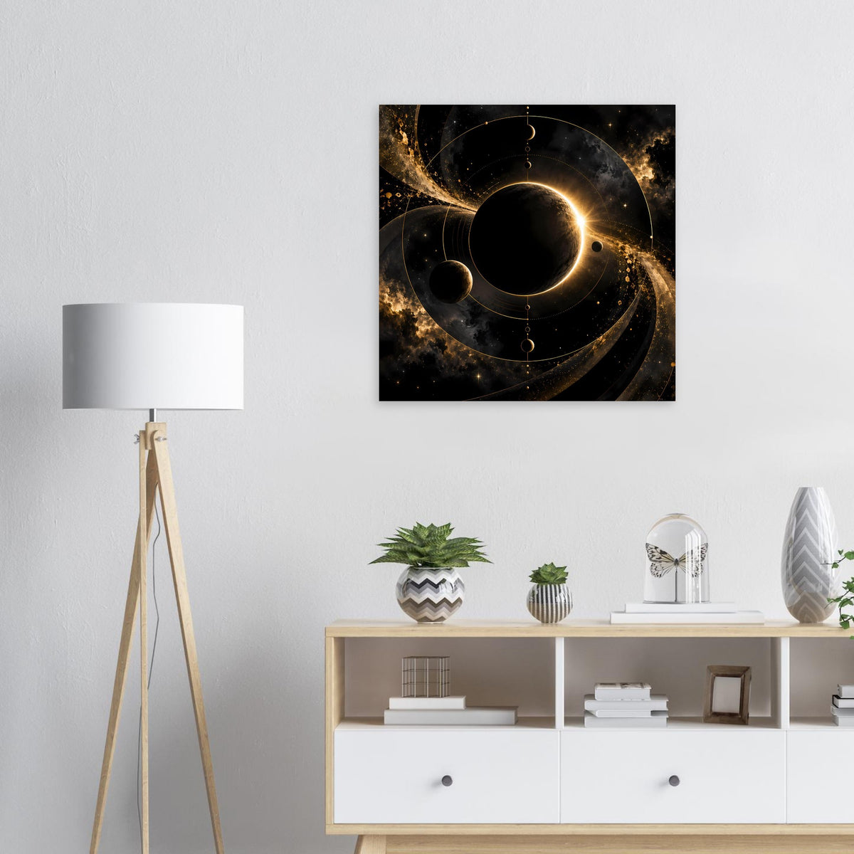 Quadratisches Poster: schwarzer Planet mit goldener Randleuchte und Umlaufbahnen