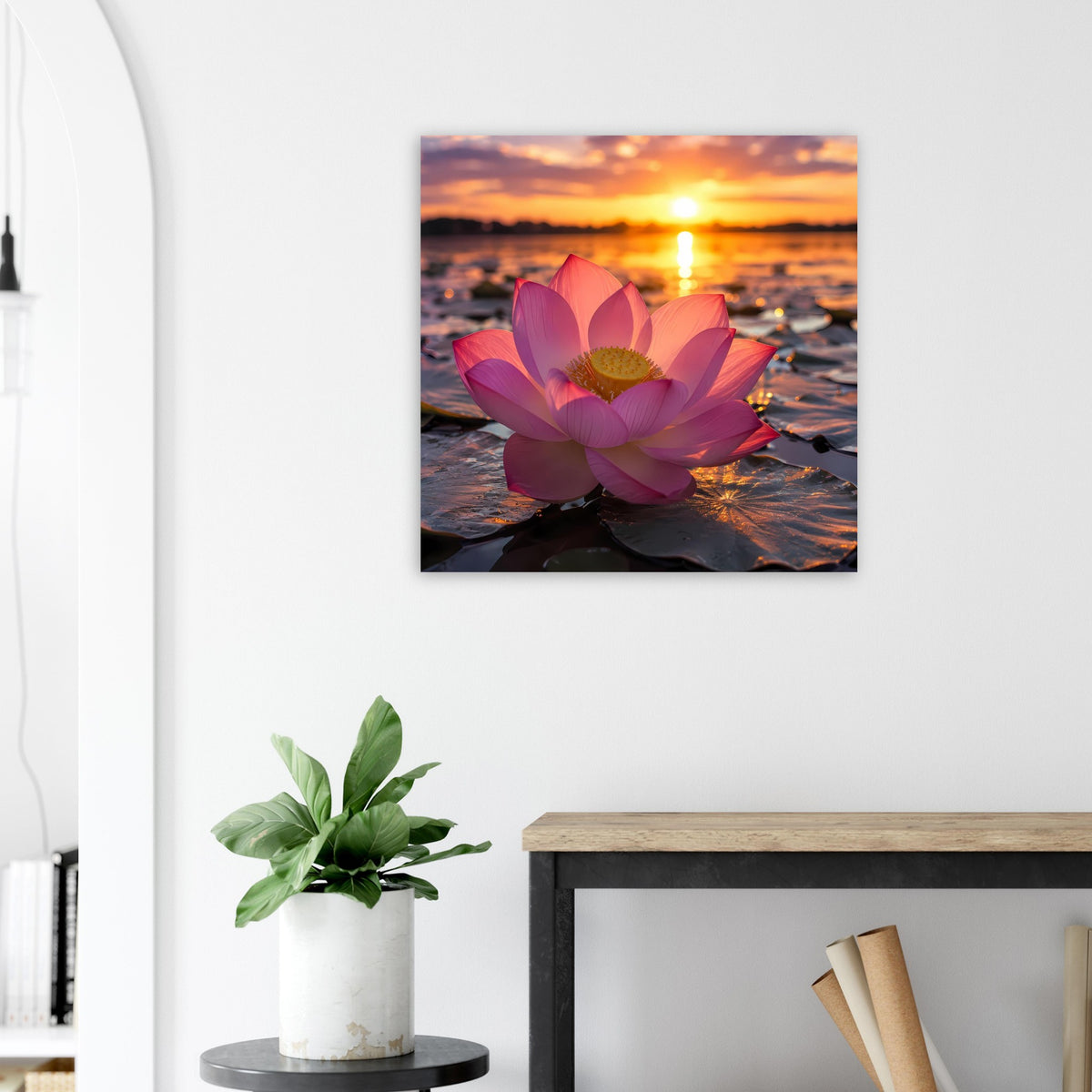 Poster mit rosa Lotusblüte und untergehender Sonne über Wasser, schwarz umrandetes Motiv
