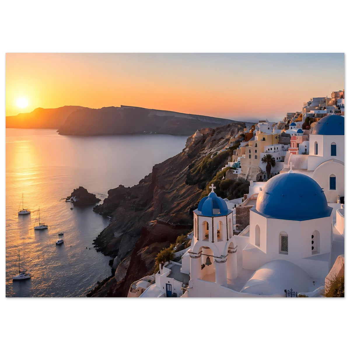 Querformatiges Poster: Santorini-Kirche mit blauer Kuppel an der Küste bei goldenem Sonnenuntergang