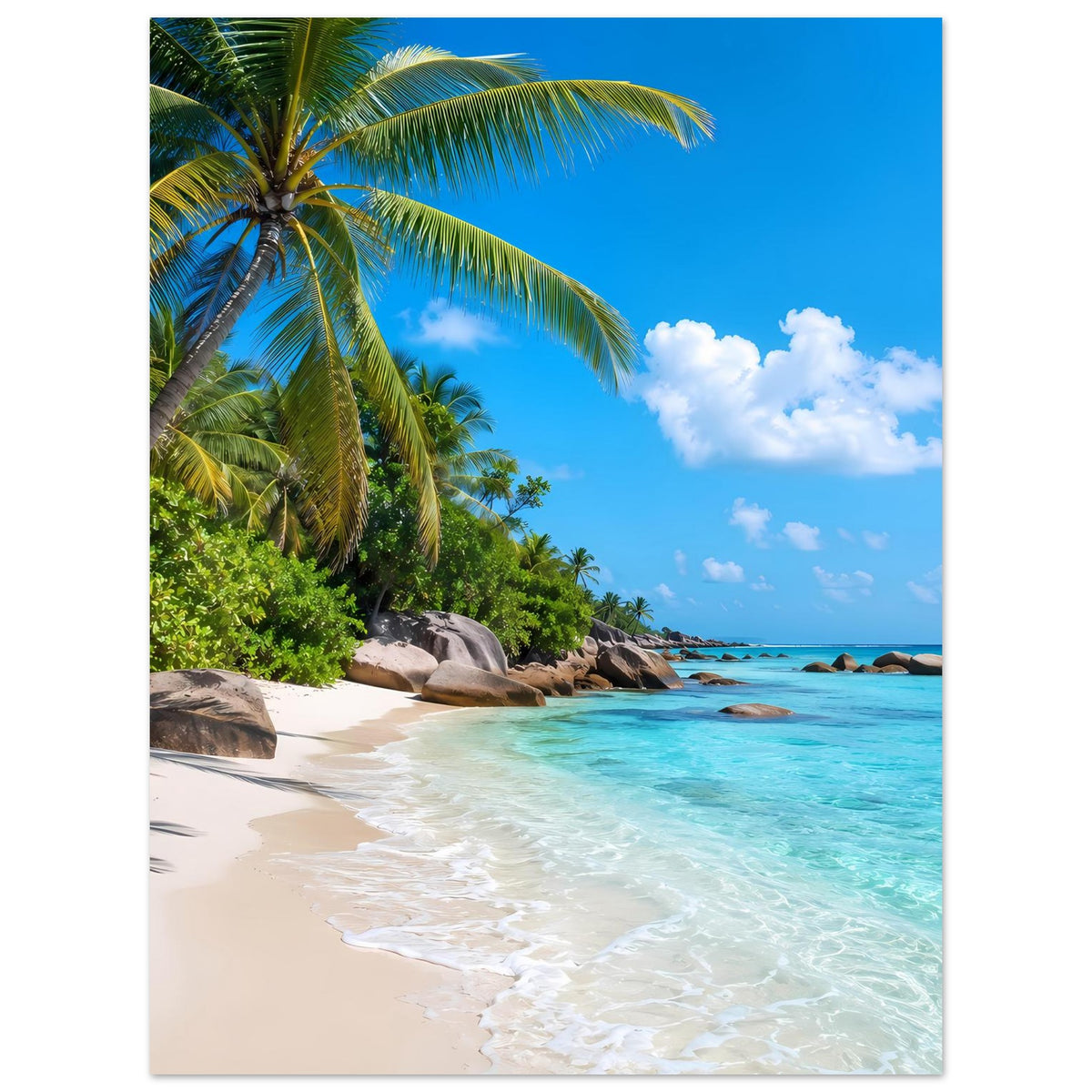 Tropisches Strandposter: Palmen am hellen Sand, türkisblaues Meer und blauer Himmel.