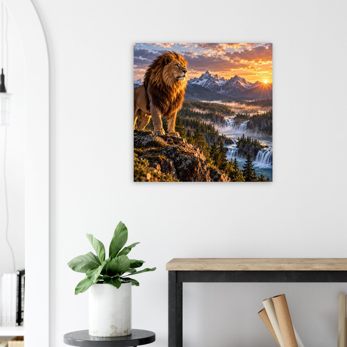 Quadratisches Wandposter mit Löwe auf Felsklippe, Berge und Sonne am Horizont