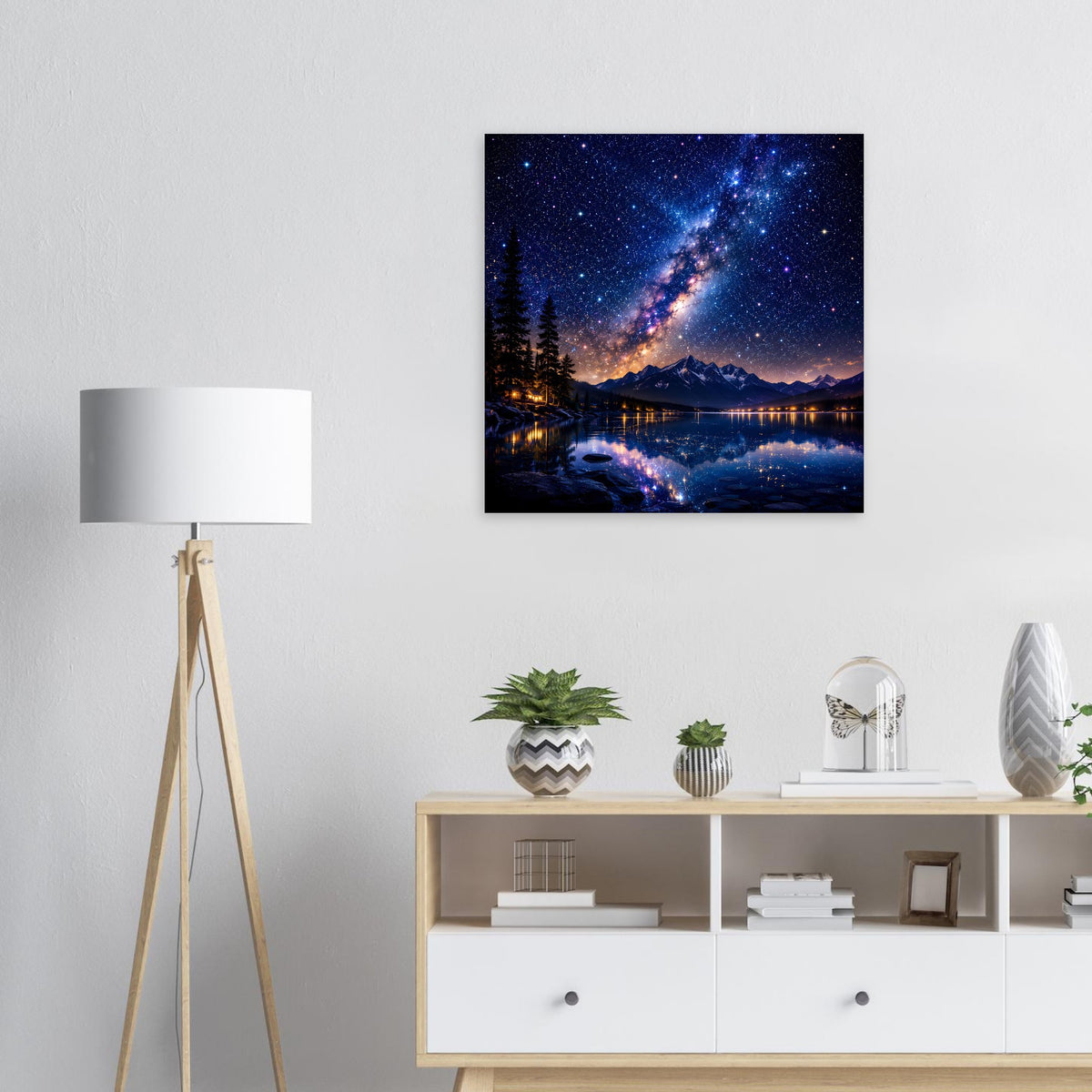 Quadratisches Poster mit nächtlichem Sternenhimmel, Bergsilhouette und spiegelndem Bergsee im Rahmen