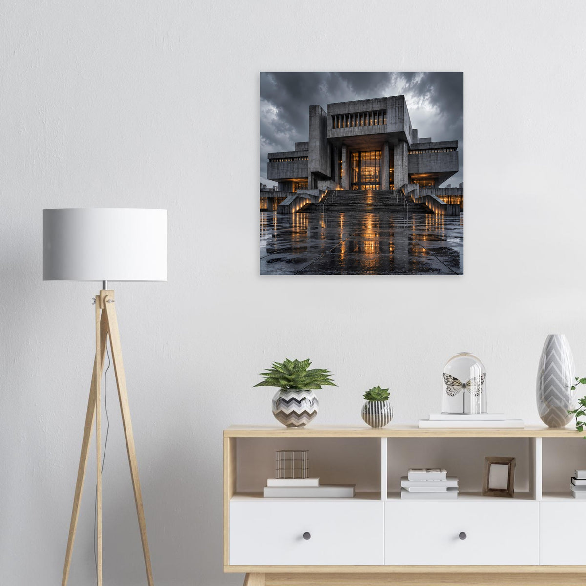 Architekturposter mit beleuchtetem Gebäude bei Nacht und Spiegelungen auf nassem Boden