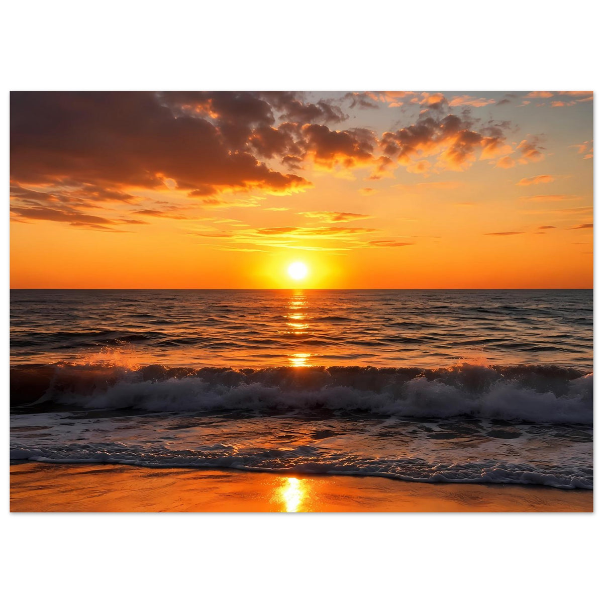Poster Sonnenuntergang am Meer mit Sonne, Wolken und Reflexion auf Wasser und Sand im Querformat