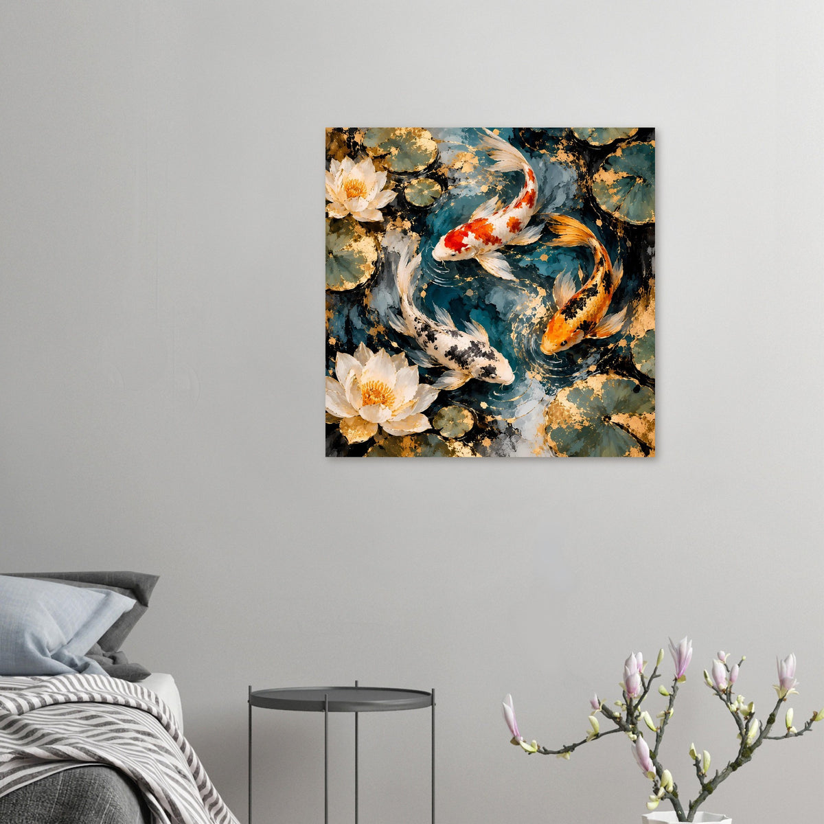 Quadratisches Kunstposter: Koi-Fische zwischen dunklem Wasser und goldenen Blüten