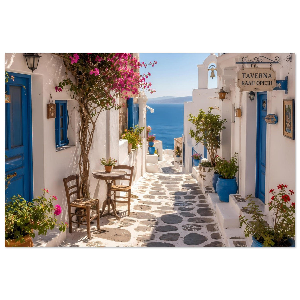 Kunstposter mit mediterraner Gasse, blauen Fensterläden, rosa Blütenbaum und Steinweg