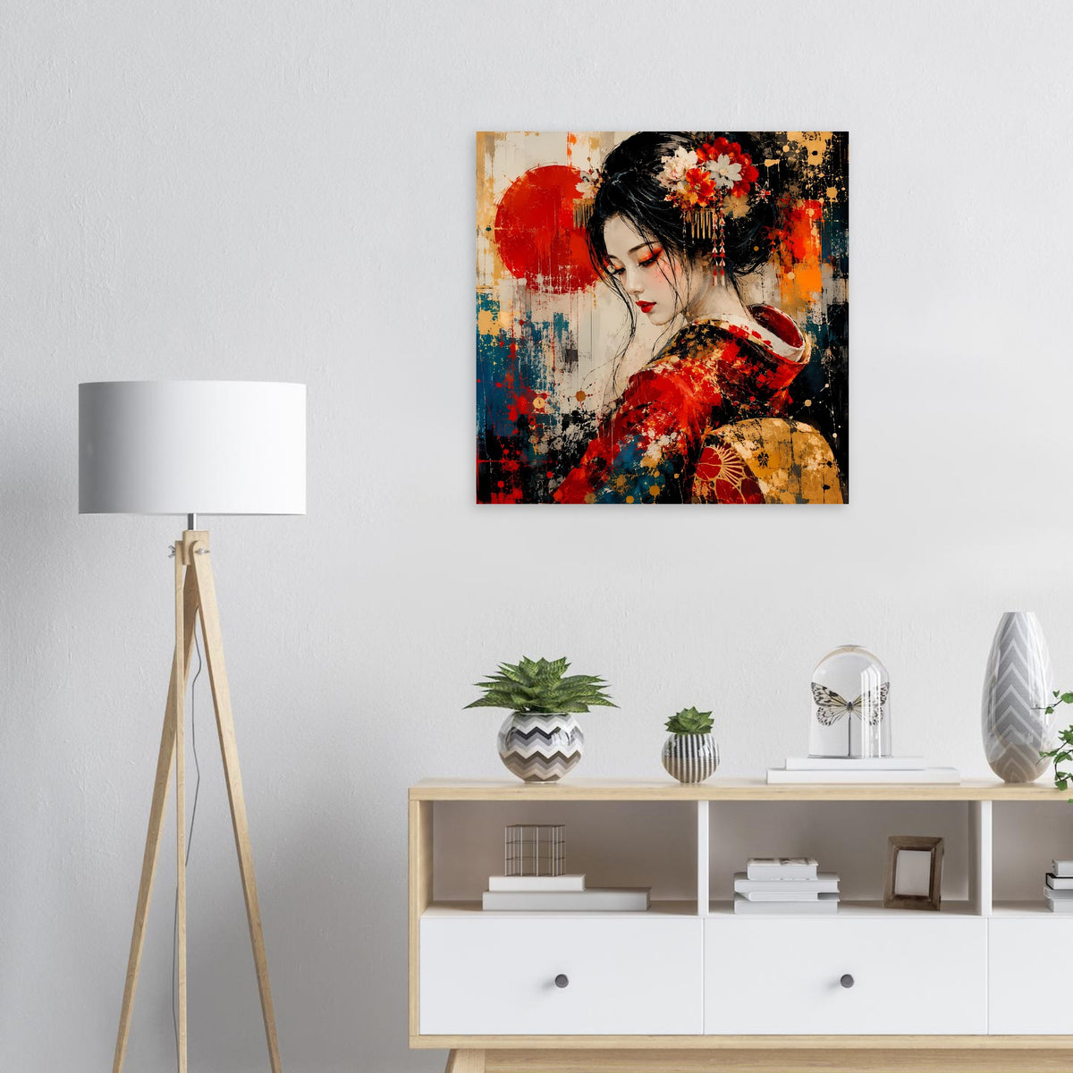 Wandposter: Geisha im roten Kimono, goldene Akzente, Blumenstickerei im schwarzen Haarschmuck.