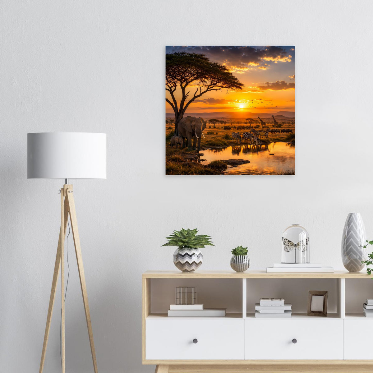 Quadratisches Poster: Elefanten und Zebras am Wasserloch in der Savanne, Abendsonne