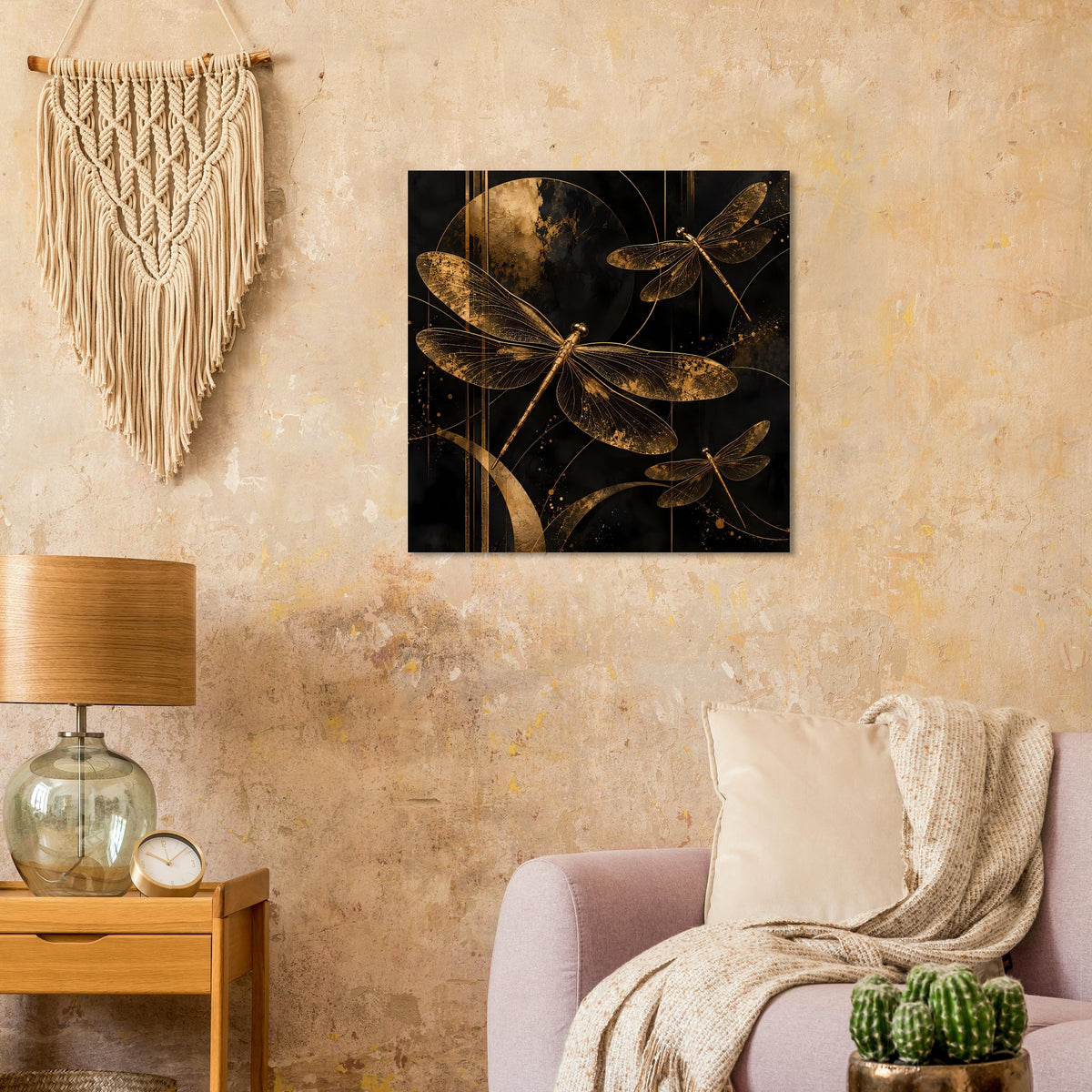 Quadratisches Poster mit goldenen Libellen-Motiv auf schwarzem Hintergrund.