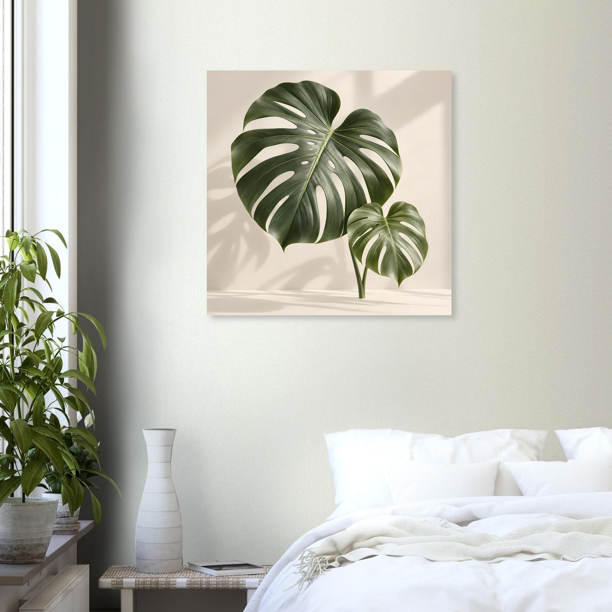 Monstera-Blatt-Poster mit großem grünen Blatt und kleinerem Blatt rechts, beiger Grund.